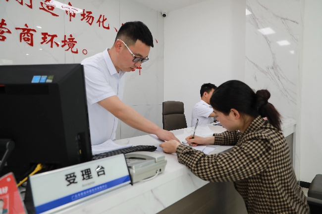 群众在投诉举报中心办理事项。广元市委宣传部供图