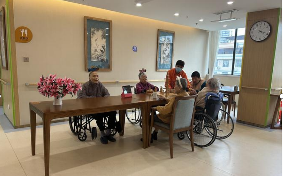 两部门：加强养老机构预收费监管